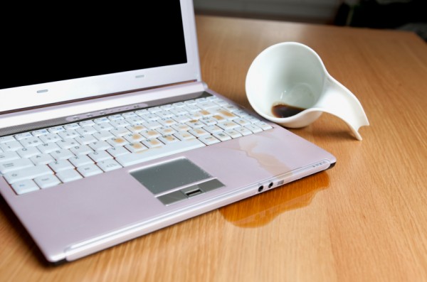 Koffie, water ,vloeisof over de laptop